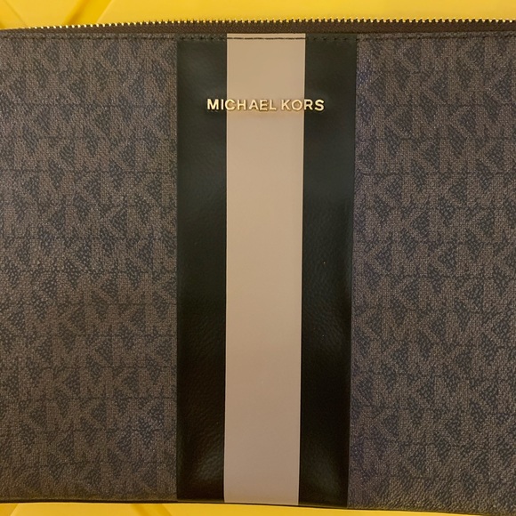 MK LARGE ZIP POUCH - Picture 4 of 5